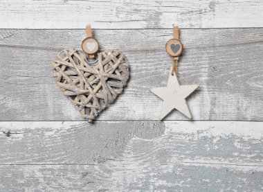 Ekran üzerinde kravat dekorasyonu ile kurulların yıpranmış