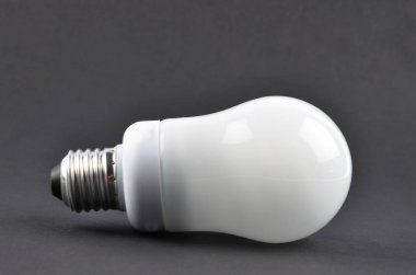 enerji tasarruflu lamba siyah arka plan üzerine