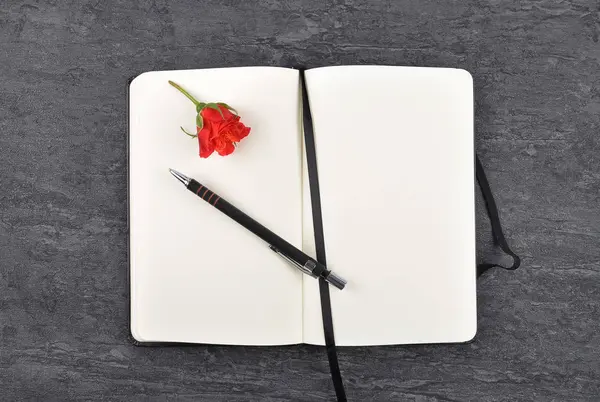 Caderno Caneta Rosa Vermelha Ardósia — Fotografia de Stock