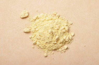 Lupin un kahverengi zemin üzerine