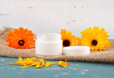 Doğal kozmetik ürünleri ve jüt üzerine kadife çiçeği.