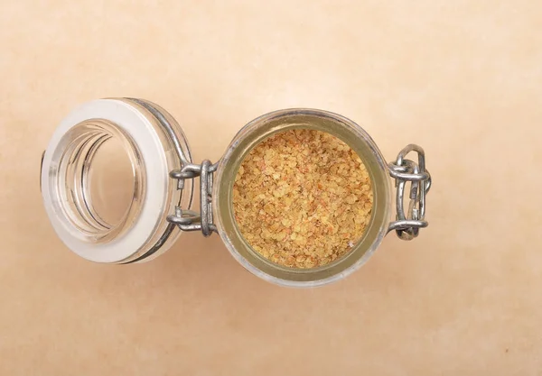 Germi di grano in vaso aperto su fondo marrone — Foto Stock