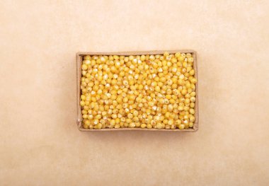 Kartonda ham darı ve kahverengi arka planda