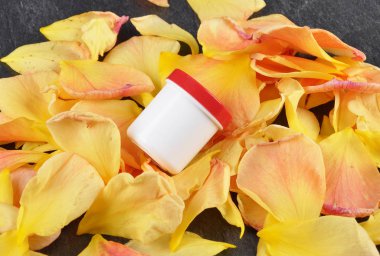 Doğal kozmetik ürünleri ve şistin üzerindeki gül yaprakları