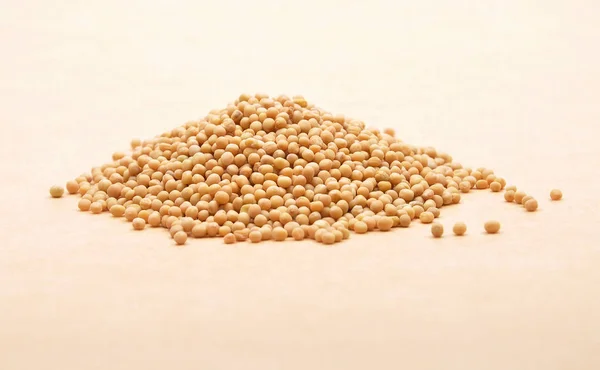 Семена горчицы на коричневом фоне — стоковое фото