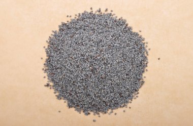 Kahverengi arka planda haşhaş tohumu