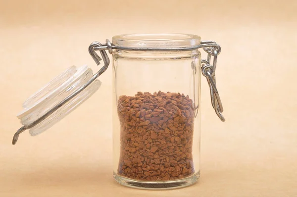 Snabbkaffe i öppen burk på brun bakgrund — Stockfoto