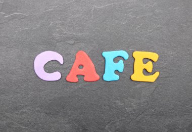 Tahtadaki renkli harflerden bir terim