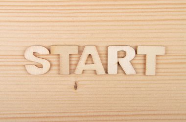 Solgun ahşap harflerden oluşan bir terim.