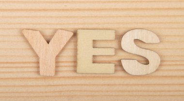 Solgun ahşap harflerden oluşan bir terim.