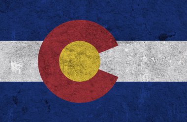 Yıpranmış betonun üzerinde Colorado bayrağı