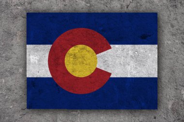 Yıpranmış beton üzerinde Colorado haritası ve bayrağı