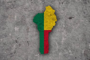 Yıpranmış beton üzerinde Benin haritası ve bayrağı