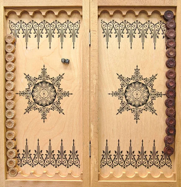 Tavla, masa oyunu. Çipli ve zarlı bir oyun tahtası.