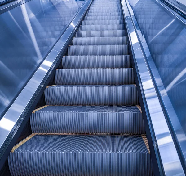 地铁站的空扶手电梯 免版税图库图片
