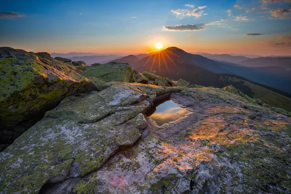 Όμορφο ηλιοβασίλεμα στο βουνό — Φωτογραφία Αρχείου