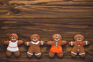 Noel ev yapımı gingerbread çerezleri ahşap arka plan üzerinde