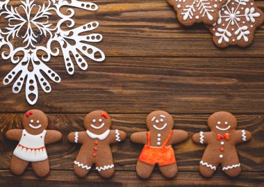 Noel ev yapımı gingerbread çerezleri ahşap arka plan üzerinde