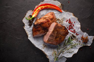 Rustik siyah arka plan üzerine baharat ile pişmiş et