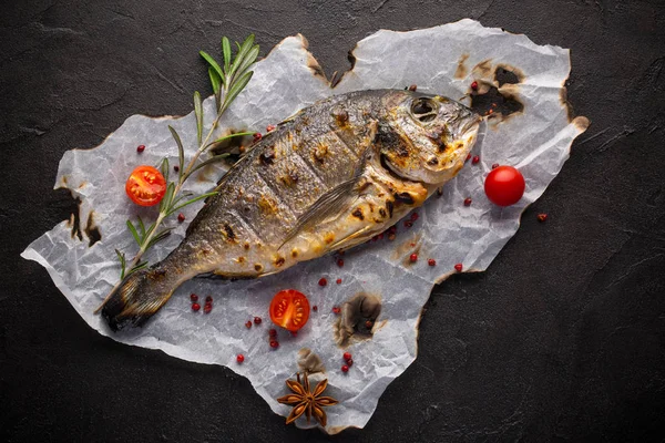 素朴な黒地にスパイスと新鮮な焼き魚ドラド — ストック写真