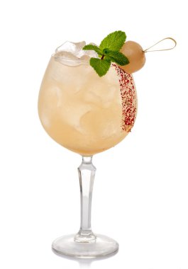 Taze nane ve üzerinde beyaz izole lychee ile alkol coctkail