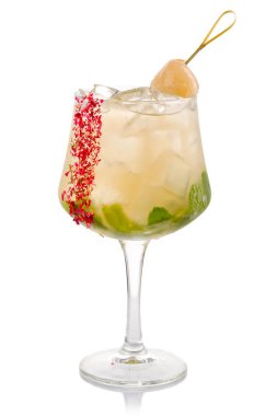 Taze nane ve üzerinde beyaz izole lychee ile yeşil alkol coctkail
