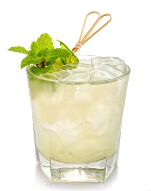 Mojito alkol beyaz izole taze nane kokteyli
