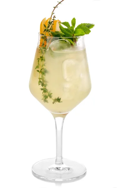 Алкогольный кокциль со свежей мятой и грушей, изолированные на белом — стоковое фото