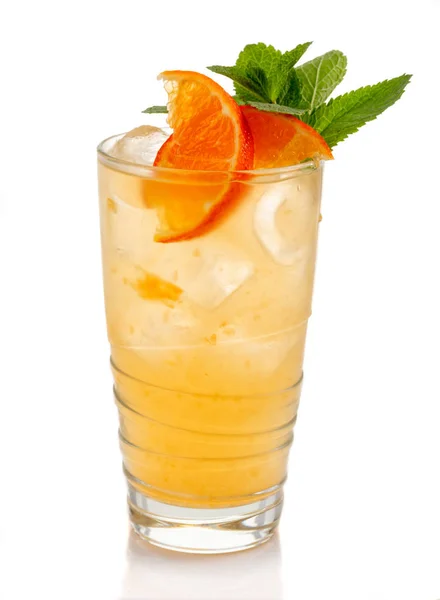 Alkohol Coctkail mit frischer Minze und Mandarine isoliert auf weiß — Stockfoto