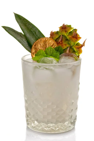 Coctkail álcool com abacaxi e gengibre isolado no fundo branco — Fotografia de Stock