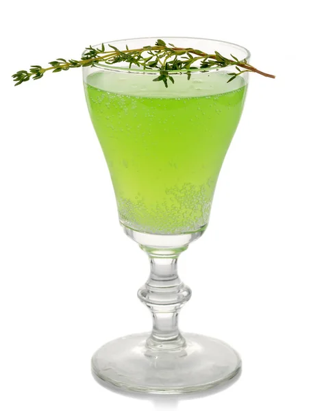 Coctkail alcool vert aux épices isolées sur blanc — Photo