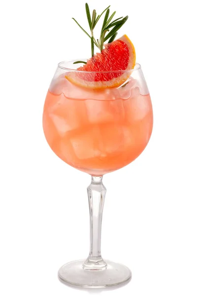 Alcohol coctkail met grapefruit en specerijen geïsoleerd op wit — Stockfoto