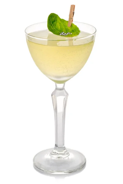 Codorniz de alcohol amarillo con menta fresca aislada sobre blanco — Foto de Stock