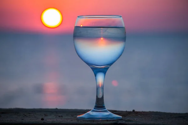 Захід сонця кинути склянку з — стокове фото