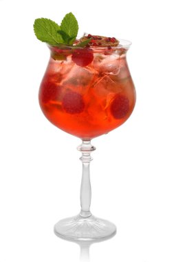 Taze sangria kokteyl beyaz izole