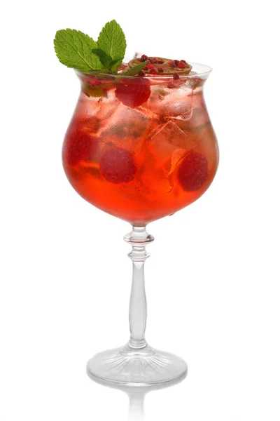 Cocktail de sangria frais isolé sur blanc — Photo