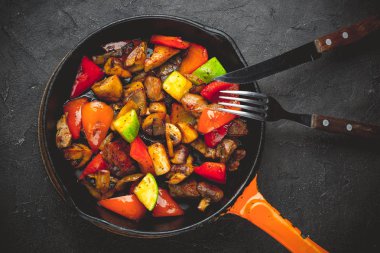 Sığır eti Fajitas Derma biber ve mantar ile. Üstten görünüm.