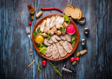 Aperatif küme. Dilimlenmiş etli çeşitli baharatlar rustik ahşap bac üzerinde