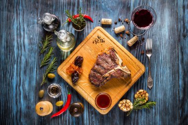 Orta az pişmiş ızgara t-bone biftek rustik ahşap arka plan WIT Tarih