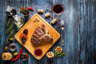 Orta az pişmiş ızgara t-bone biftek rustik ahşap arka plan WIT Tarih