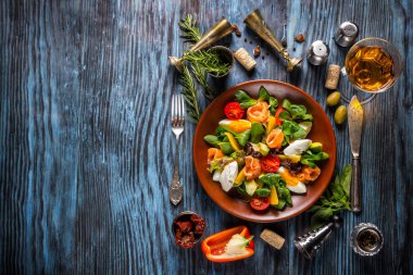 Eski ahşap zemin üzerine lezzetli taze deniz ürünleri salatası