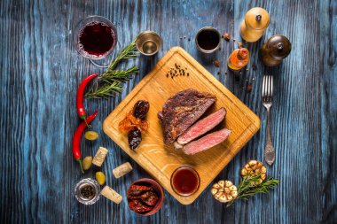Rustik ahşap arka plan WIT Tarih: orta az pişmiş ızgara biftek dilimlenmiş