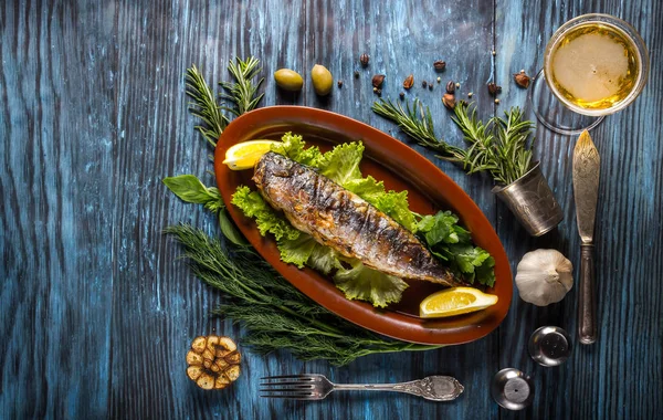 Grilled mackerel fillets with lemon on rustic background — Stock Photo, Image