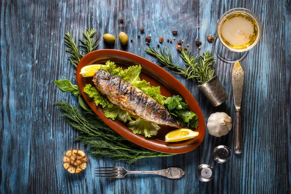 Grilled mackerel fillets with lemon on rustic background — Stock Photo, Image