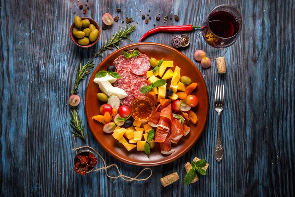 Ingredienti di cucina italiana su backgroun in legno rustico scuro — Foto Stock