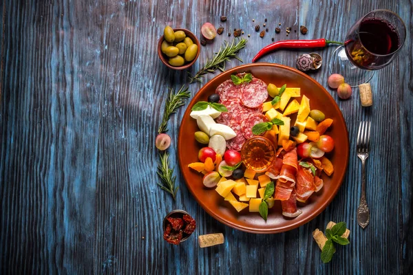 Ingrédients de cuisine italienne sur fond de bois rustique foncé — Photo