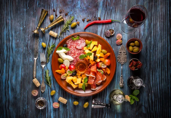 Comida italiana ingredientes de cocina en fondo de madera rústico oscuro Imágenes de stock libres de derechos