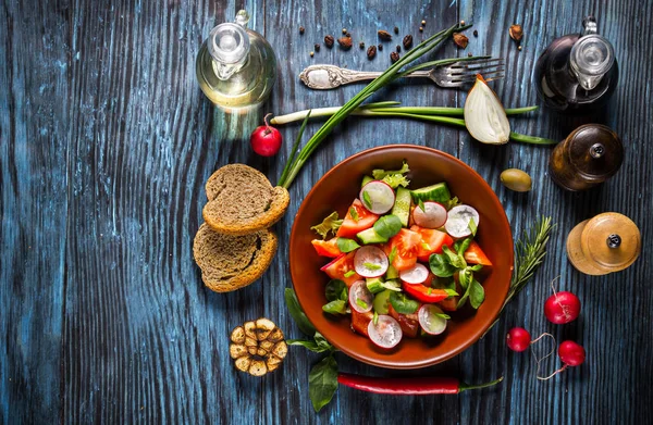 Ensalada vegetariana sobre fondo rústico de madera Fotos de stock