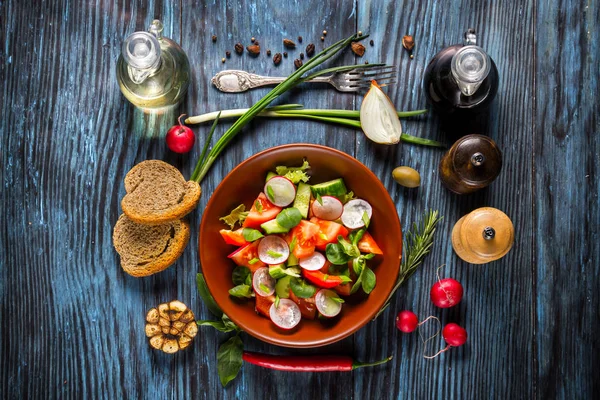 Vegetáriánus saláta, rusztikus, fából készült háttér Stock Kép