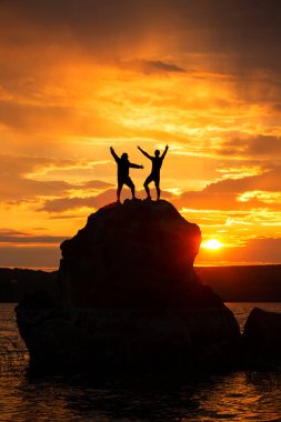 Deniz ve dağlar üzerinde takım çalışması dostluk siluetleri